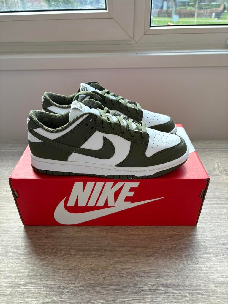 Nike Dunk Low Medium Olive | EU 40.5, Kleding | Heren, Schoenen, Overige kleuren, Nieuw, Ophalen of Verzenden, Sneakers of Gympen