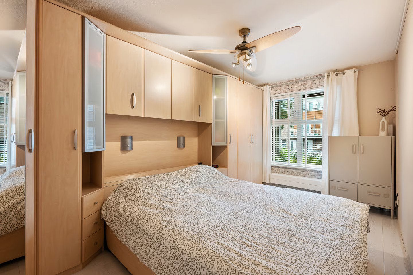 Bed met ombouw, Ophalen, Zo goed als nieuw, Tweepersoons