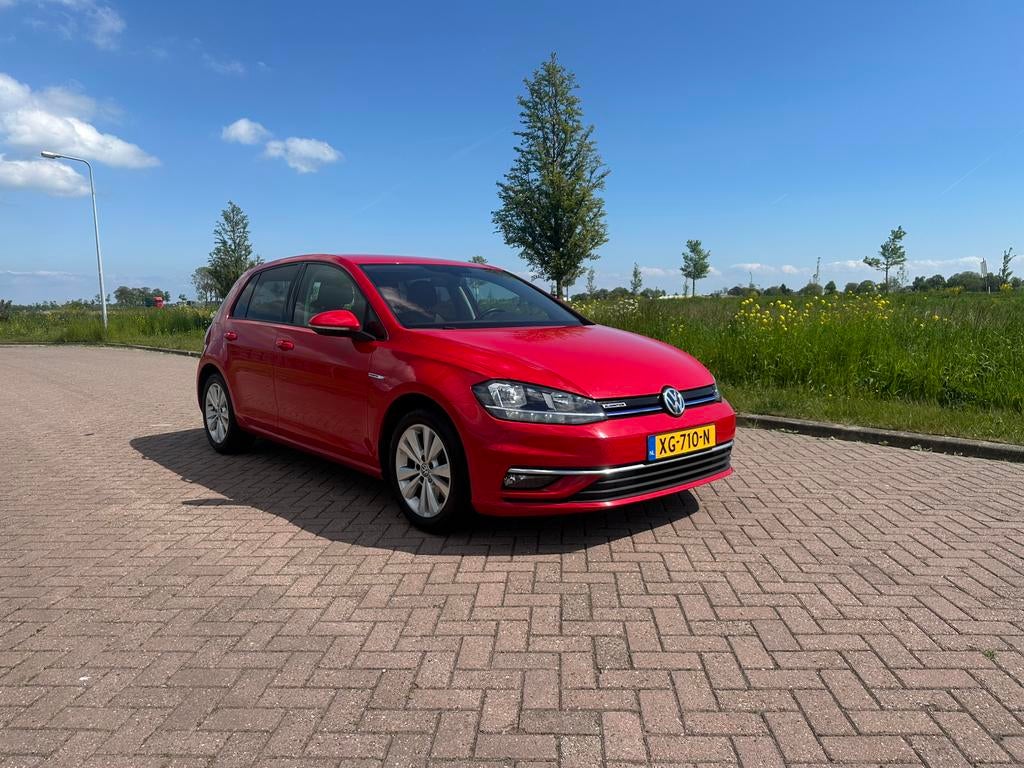 Volkswagen Golf 1.5 TSI 130pk 2019 Rood, Auto's, 1498 cc, 4 cilinders, Alcantara, Origineel Nederlands