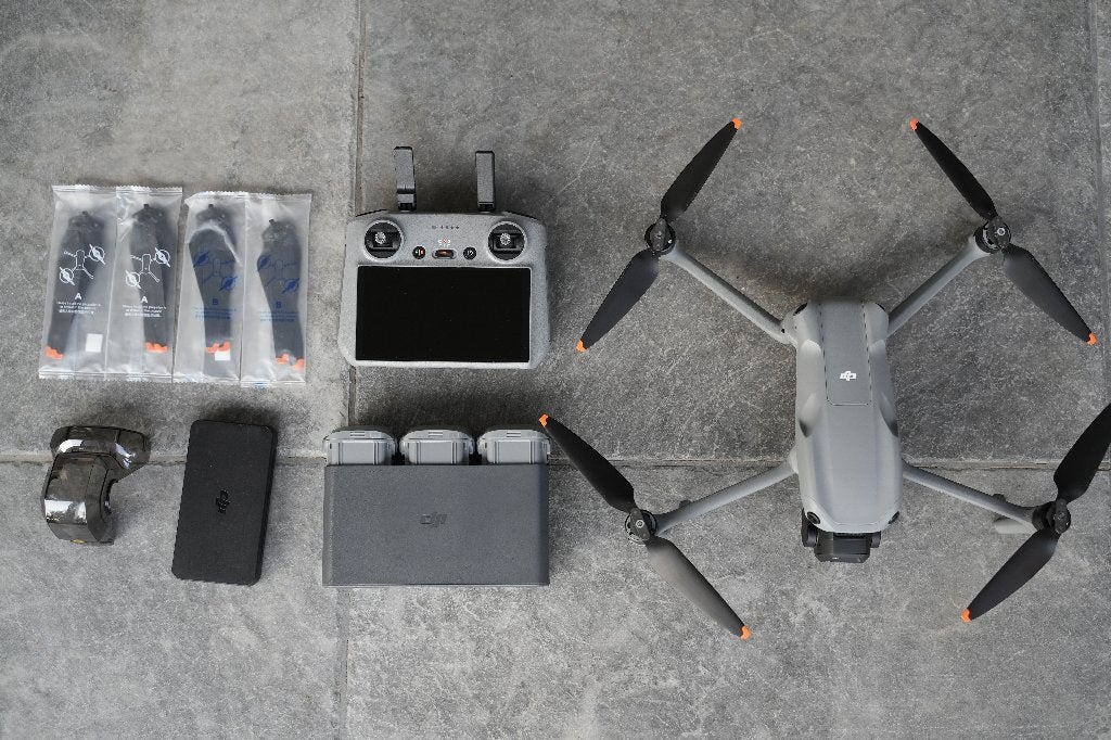 DJI Air 3S Fly More Combo + Smart Controller, Audio, Tv en Foto, Drones, Ophalen of Verzenden, Zo goed als nieuw