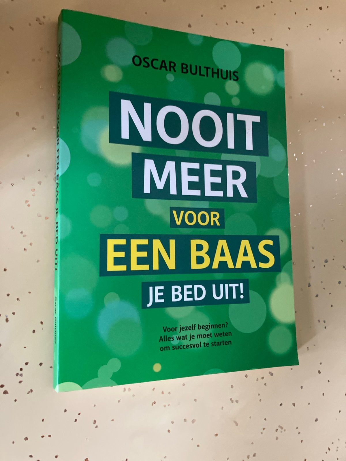 Nooit meer voor een baas je bed uit! - Oscar Bulthuis, Ophalen of Verzenden, Gelezen, Overige uitgevers, Nederlands