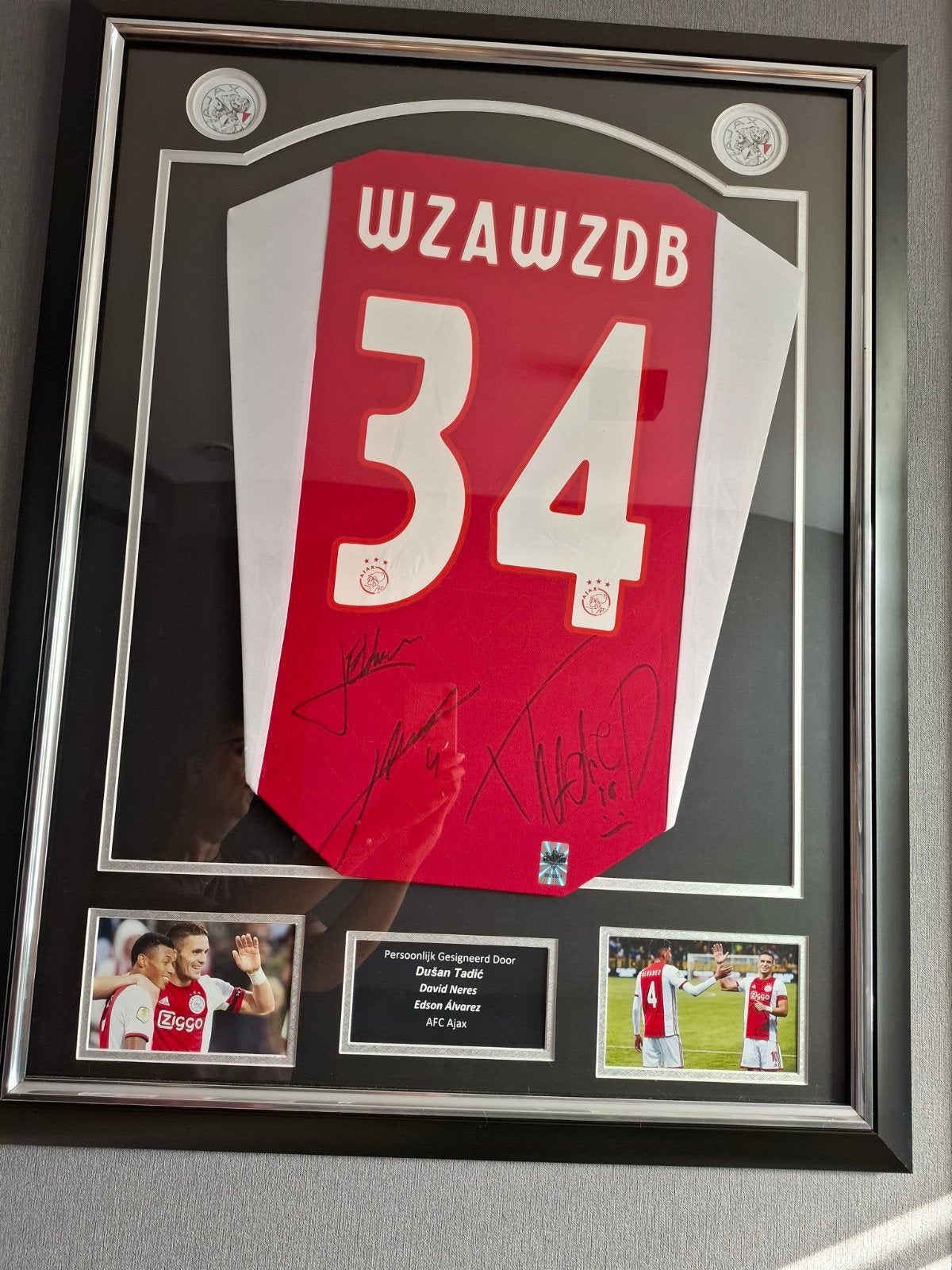 Ingelijst gesigneerd Ajax shirt #34 Neres Tadic Alvarez, Ophalen of Verzenden, Zo goed als nieuw, Ajax, Shirt