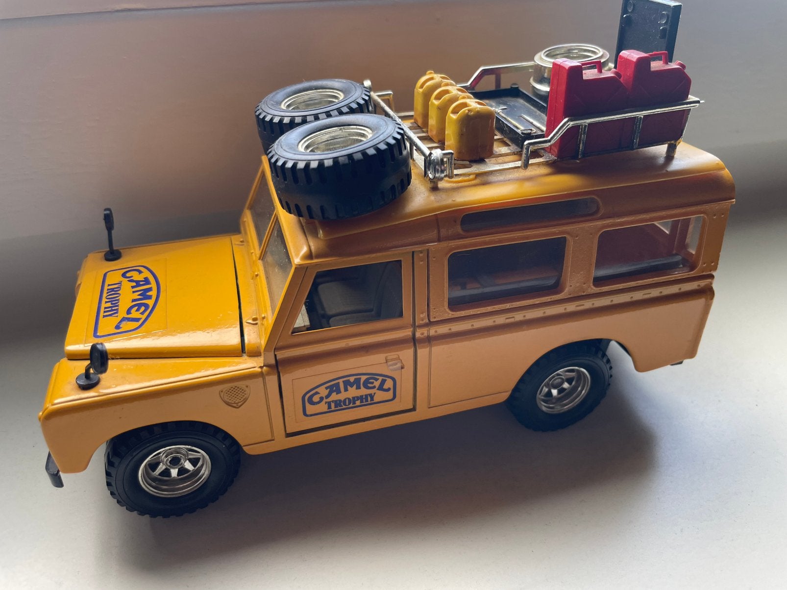 Bburago Land Rover Camel Trophy 1:24 schaalmodel auto, Ophalen, Zo goed als nieuw, Auto