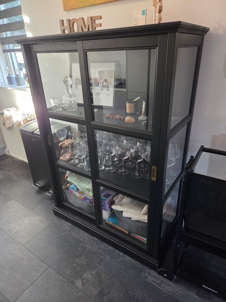 Zwarte vitrinekast te koop, Huis en Inrichting, Ophalen, 100 tot 150 cm, 50 tot 100 cm, Zo goed als nieuw