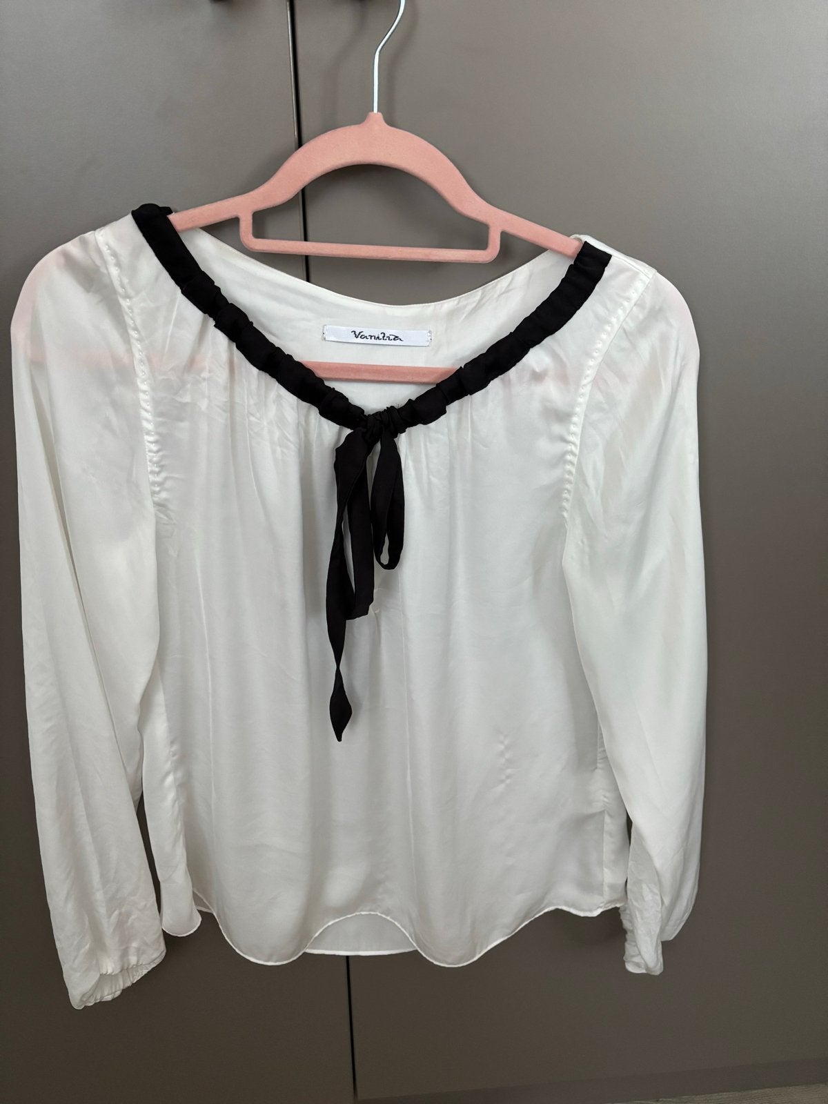 Elegante Vanilia blouse ecru wit met zwarte strik maat 36, Ophalen of Verzenden, Zo goed als nieuw, Maat 36 (S), Wit