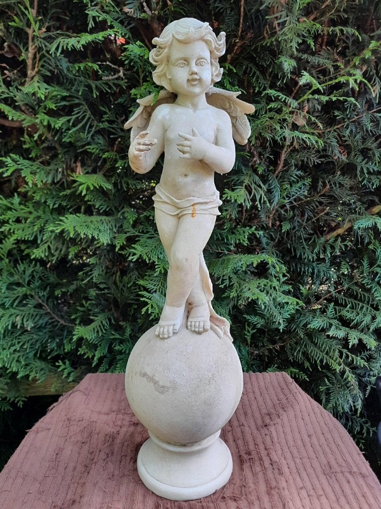 Mooi beeld Engel, staand op een bol, crème wit, Tuin en Terras, Ophalen of Verzenden, Nieuw, Kunststof, Engelenbeeld