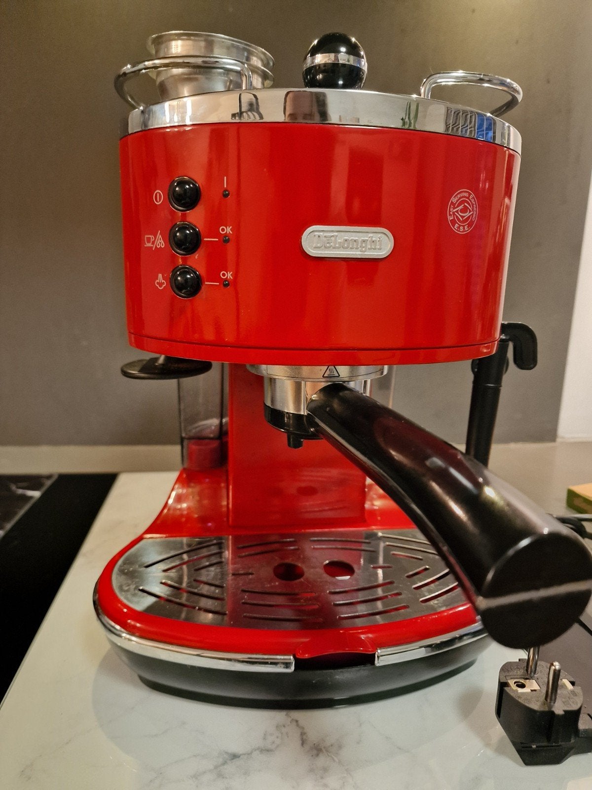 De'Longhi Dedica Style EC 685.R Espressomachine Rood, Ophalen, Espresso apparaat, Gemalen koffie, Zo goed als nieuw