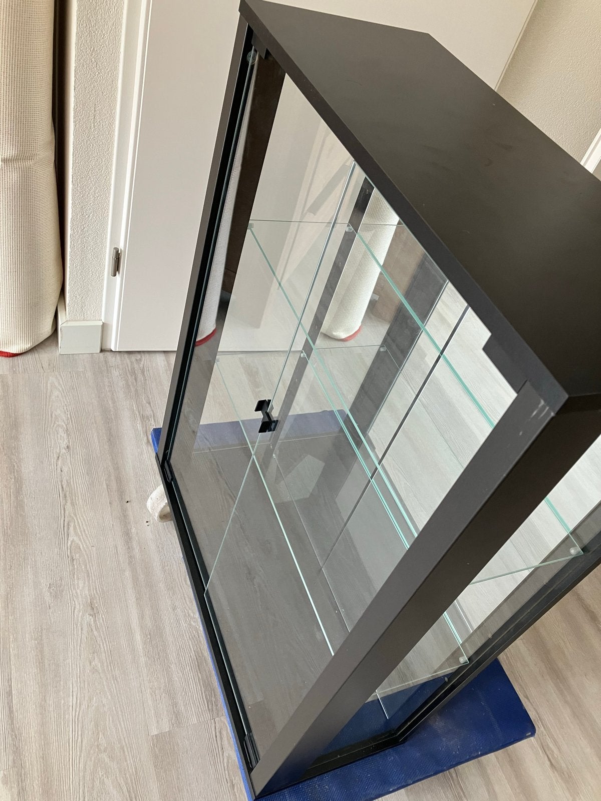 Glazen vitrinekast met 2 planken, zwart, 80x60x25 cm, Huis en Inrichting, Kasten | Vitrinekasten, Ophalen, 50 tot 100 cm, Minder dan 100 cm