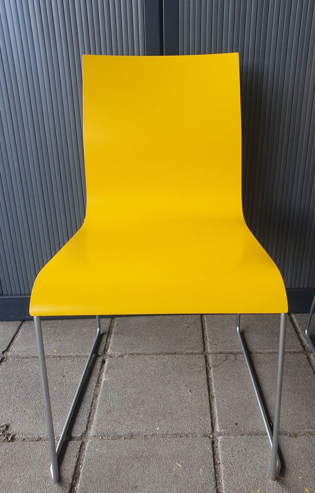 Partij van 46 gele kantinestoelen / wachtkamerstoelen, Ophalen