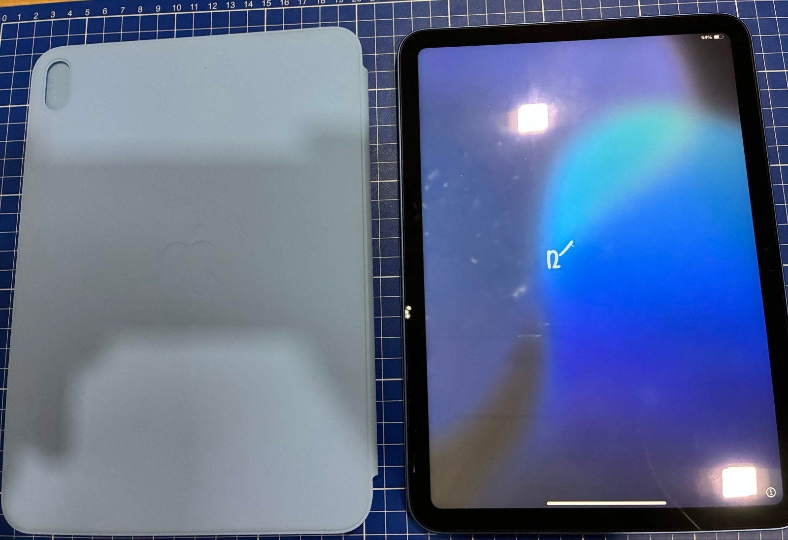 Apple iPad (10e generatie) 64GB Wi-Fi Blauw met hoes, Computers en Software, Apple iPads, Zo goed als nieuw, 64 GB, Wi-Fi, Ophalen