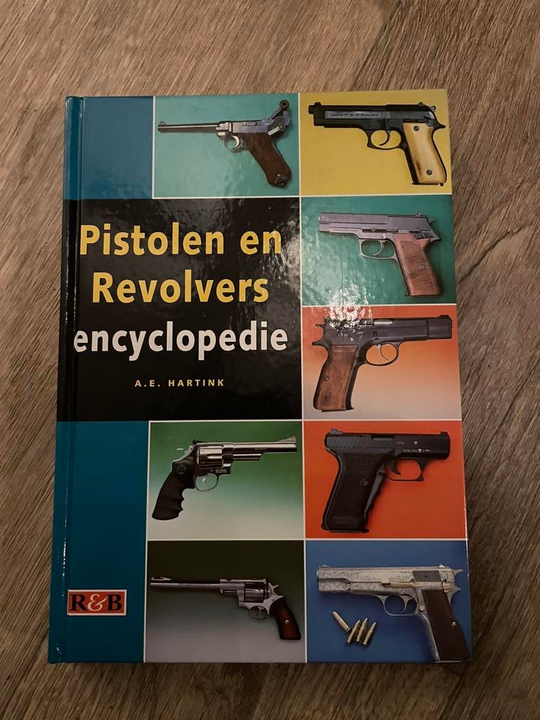 Mooi boek pistolen en revolvers encyclopedie!, Ophalen of Verzenden, Nederland, Boek of Tijdschrift