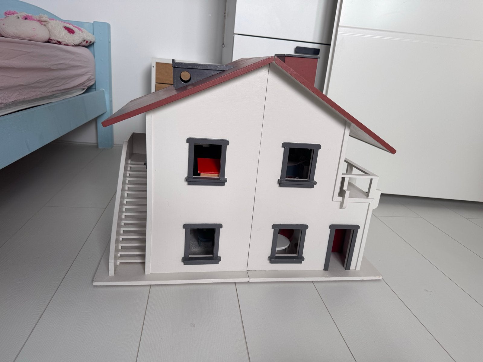 Houten poppenhuis met meubels en poppen, Ophalen, Zo goed als nieuw, Poppenhuis
