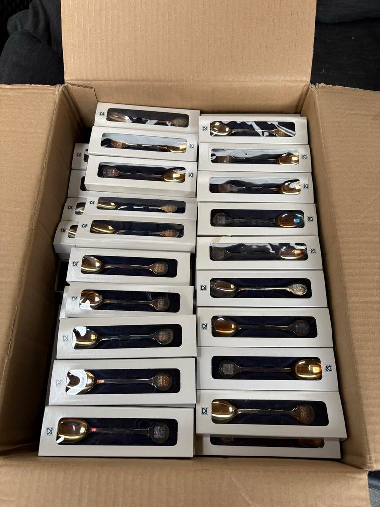 67 Verzilverde Lepels - 750 jaar Haarlem - Zilverkwaliteit 9, Antiek en Kunst, Antiek | Goud en Zilver, Zilver, Ophalen of Verzenden