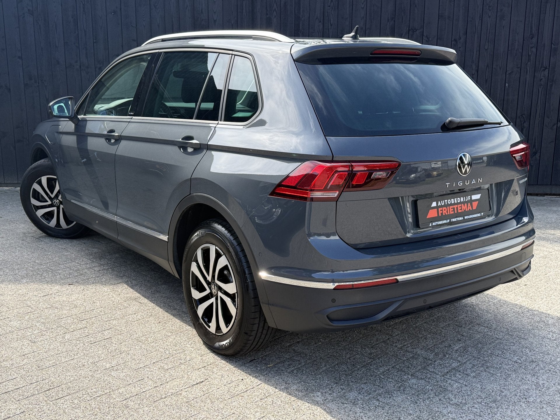 Volkswagen Tiguan 1.4 TSI eHybrid Life (bj 2023, automaat), Auto's, Stof, Zwart, 4 cilinders, Hybride Elektrisch/Benzine