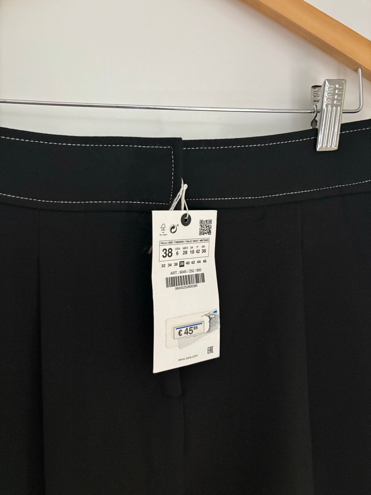 Zara zwarte broek met witte stiksels,chino pantalon, maat 38, Maat 38/40 (M), Zwart, Nieuw, Ophalen of Verzenden