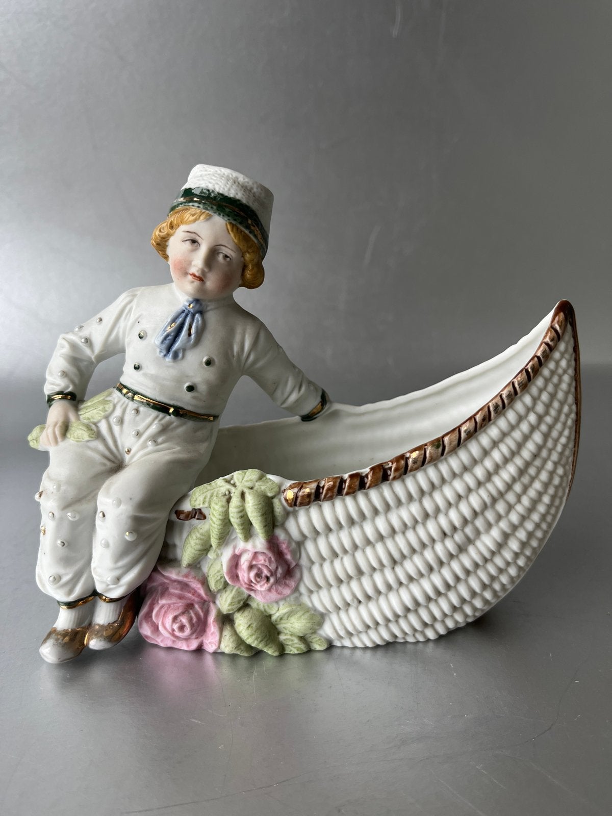 Antiek biscuit porseleinen beeldje : jongen met boot ⭐️, Antiek en Kunst, Ophalen of Verzenden
