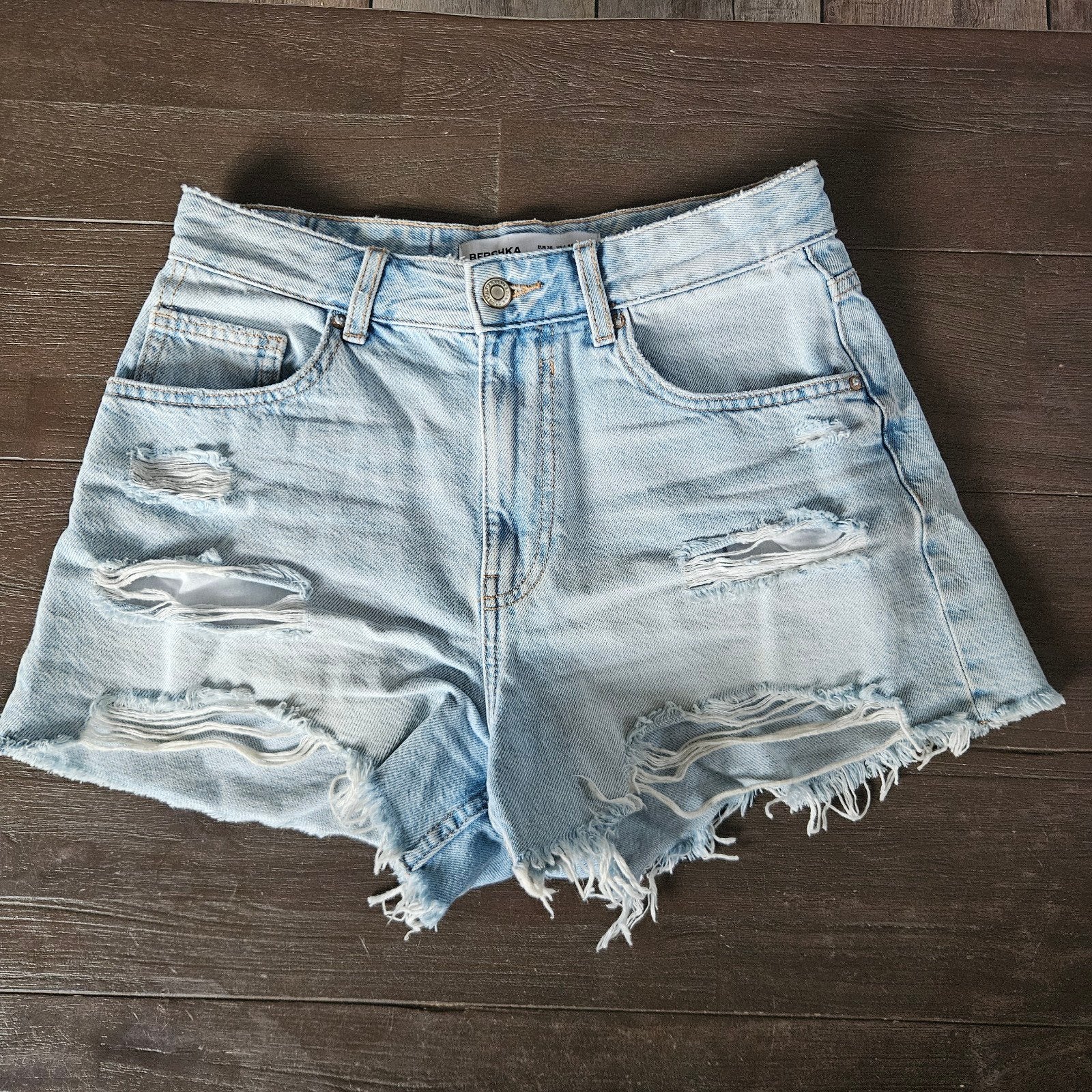 Bershka denim short met scheuren - Maat 38 (M), Kleding | Dames, Broeken en Pantalons, Maat 38/40 (M), Kort, Blauw, Gedragen