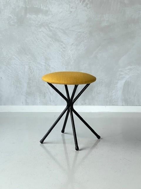 Vintage kruk geel retro krukje jaren 50 design stool 1950s, Huis en Inrichting, Krukjes, Gebruikt, Staal, Ophalen of Verzenden