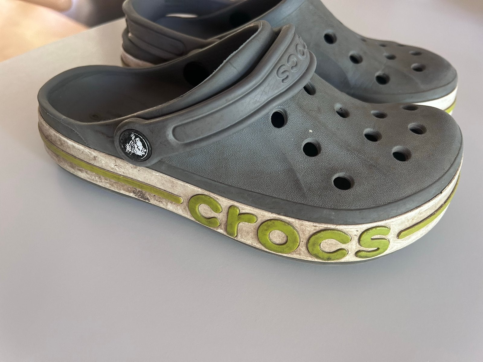 Crocs Klompen Maat 33-34 - Grijs met Groen, Ophalen of Verzenden, Gebruikt, Jongen of Meisje, Schoenen