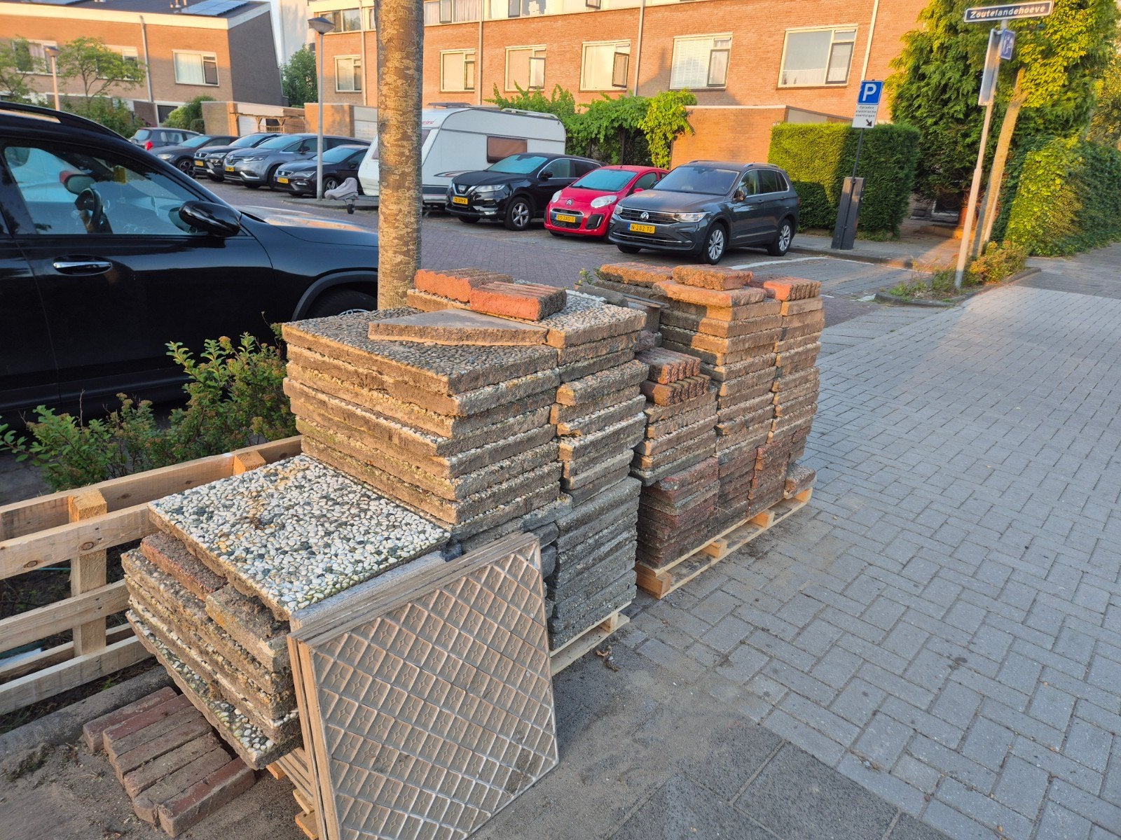 Gratis tegels kan zo mee staan op palets., Ophalen, Gebruikt, Keramiek, 10 m² of meer