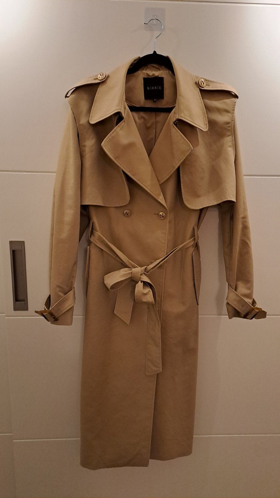 Nikkie trenchcoat Inola lang, Beige, Maat 42/44 (L), Nieuw, Ophalen of Verzenden