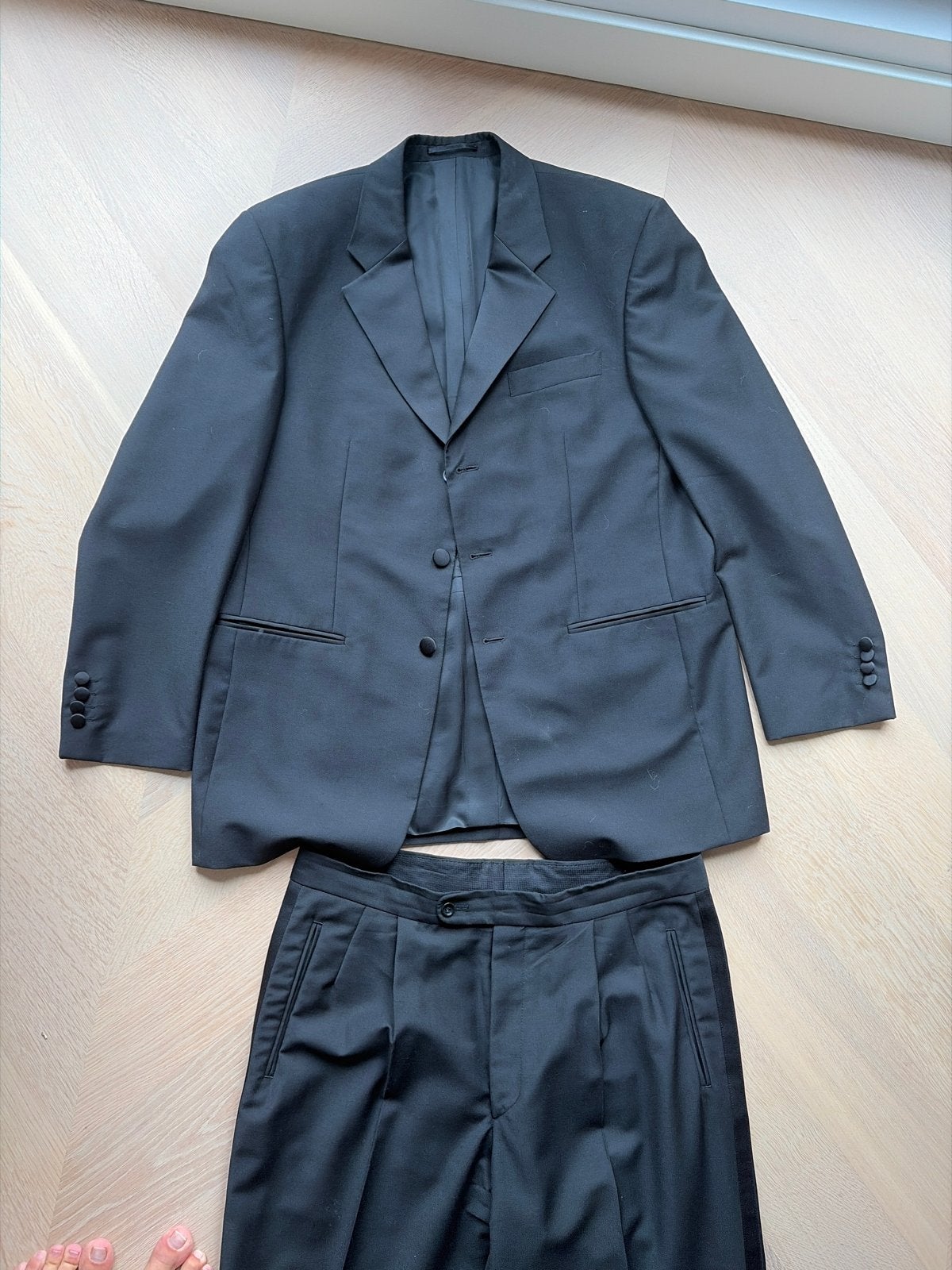 Zwarte smoking van The Society Shop - Maat 52, Kleding | Heren, Kostuums en Colberts, Ophalen, Zo goed als nieuw, Maat 52/54 (L)