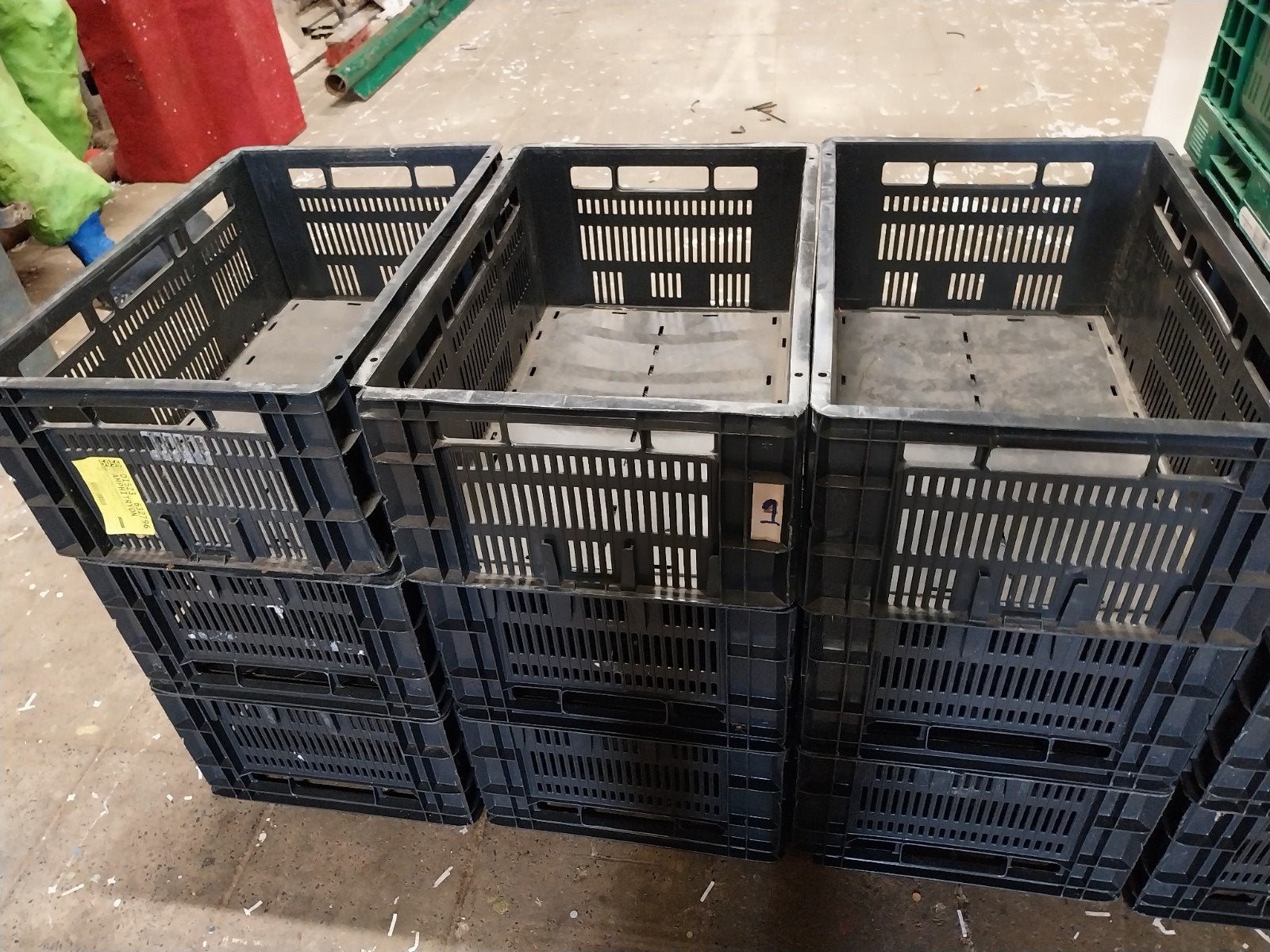 Zwarte kunststof kratten, stapelbaar, Doe-het-zelf en Verbouw, Kratten en Dozen, Ophalen, Gebruikt, 40 tot 60 cm, 50 tot 75 cm