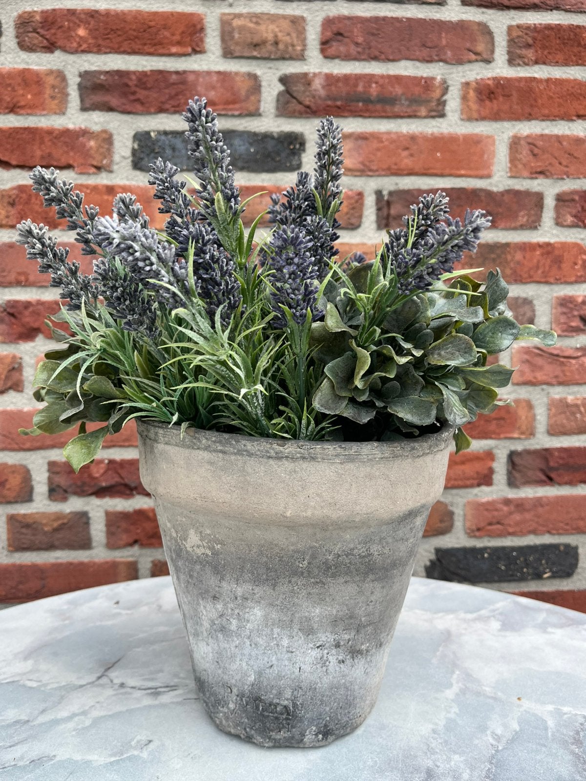 Rivièra Maison pot met lavendel kunstbloemen., Tuin en Terras, Ophalen, Rond, Zo goed als nieuw, Aardewerk
