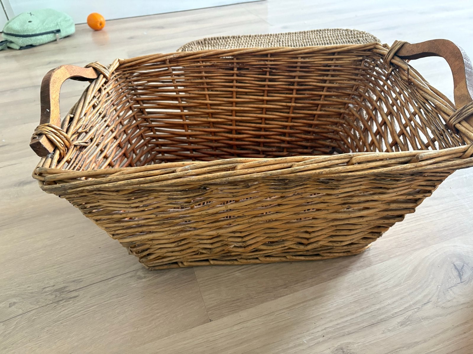 Grote rieten mand met houten handvatten, Gebruikt, Mand, Ophalen of Verzenden, Riet