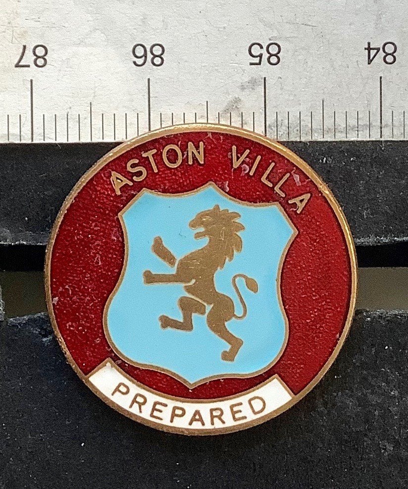 speld, voetbal, Aston Villa Prepared, emaille (D2, Ophalen of Verzenden, Gebruikt, Sport, Speldje of Pin