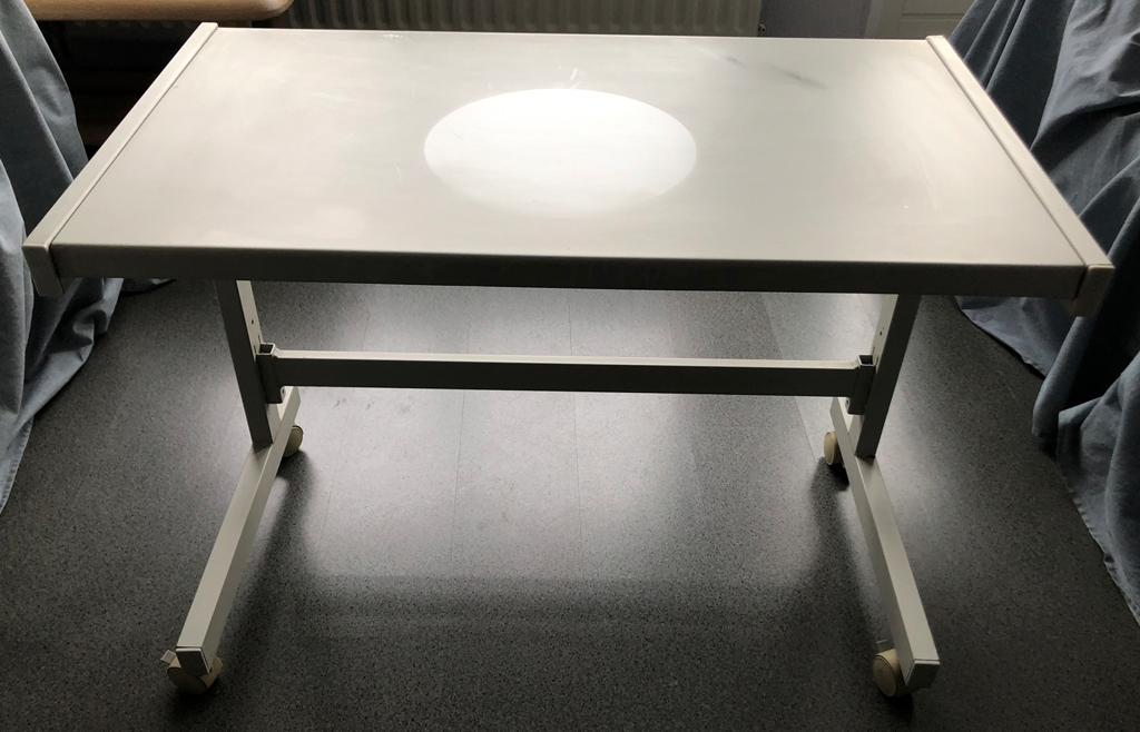 Inklapbare computer/bijzettafel op wielen - 65x51x90 cm, Ophalen, Gebruikt, Metaal of Aluminium, 75 cm of meer