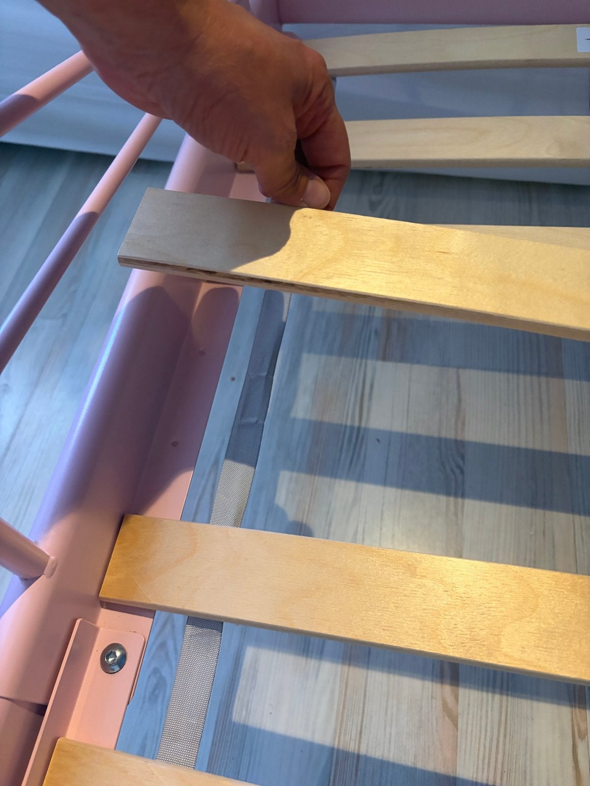 Roze eenpersoonsbed met lattenbodem, Kinderen en Baby's, Kinderkamer | Bedden, Ophalen, Gebruikt, 70 tot 85 cm, Lattenbodem