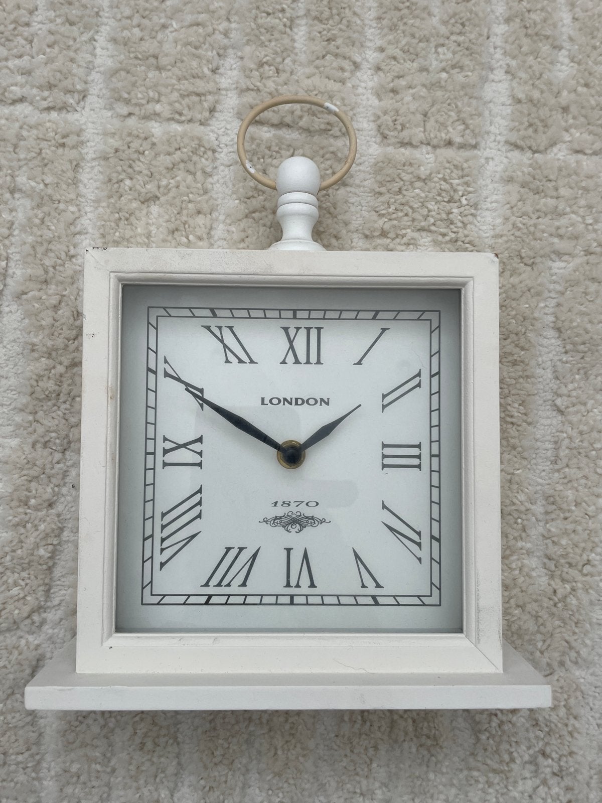 Witte tafelklok met Romeinse cijfers - London 1870, Ophalen, Wit, Analoog, Werkt op batterijen