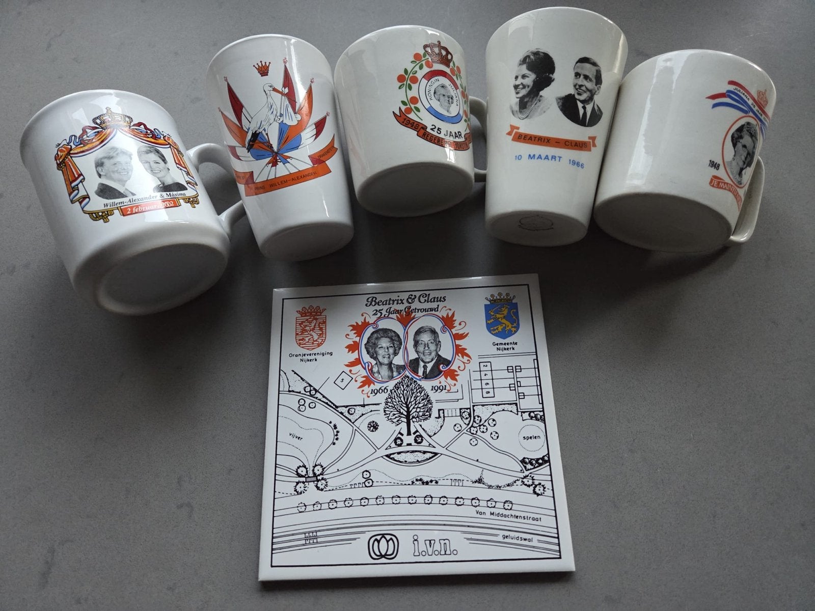 Koninklijke verzameling: 5 mokken en 1 tegel, Ophalen of Verzenden, Zo goed als nieuw, Nederland, Servies