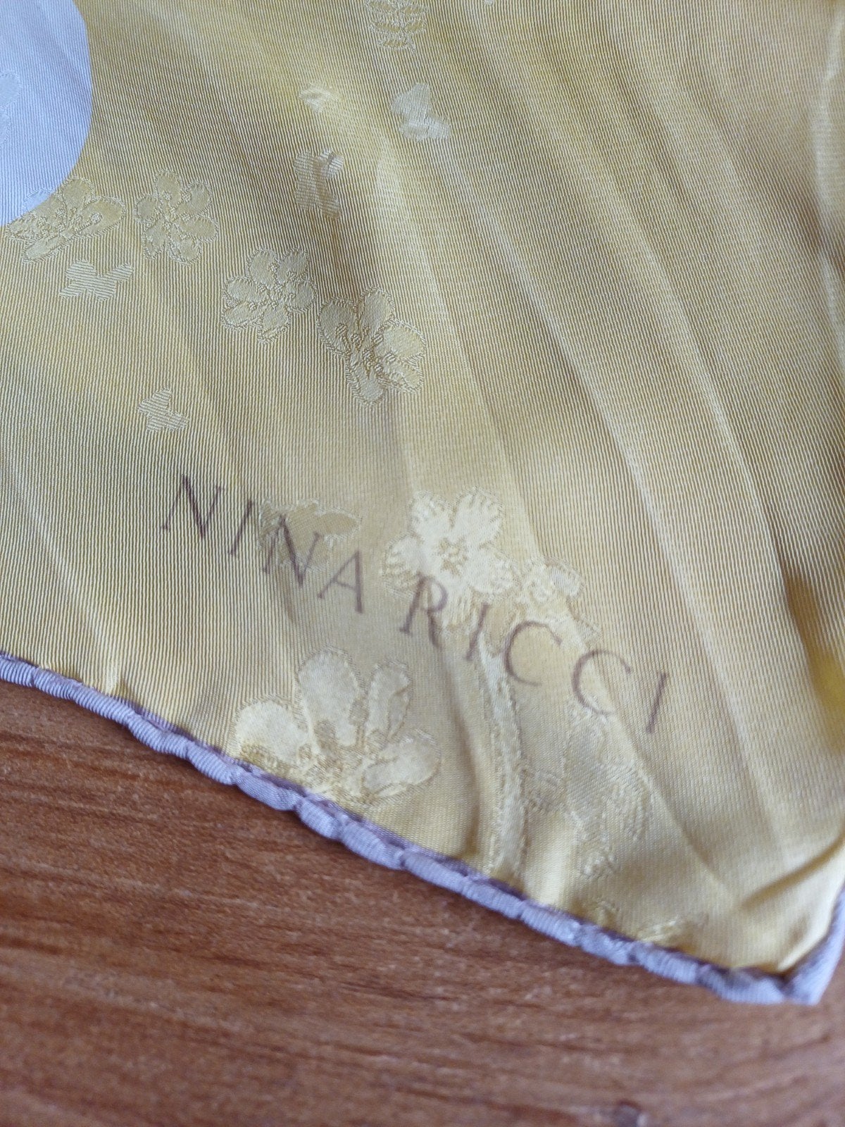 Nina Ricci zijden sjaal 88x87 cm, Maat 46/48 (XL) of groter, Ophalen of Verzenden, Zo goed als nieuw, Sjaal