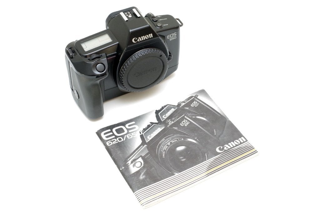 Canon EOS 650 body 35mm film EF-mount SLR + nieuwe batterij, Audio, Tv en Foto, Fotocamera's Analoog, Ophalen of Verzenden, Refurbished