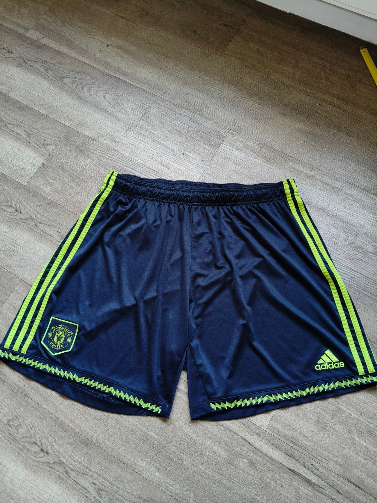 Heren XXL - Adidas Manchester United 2022 Voetbalbroekje, Groter dan maat XL, Ophalen of Verzenden, Gebruikt, Broek