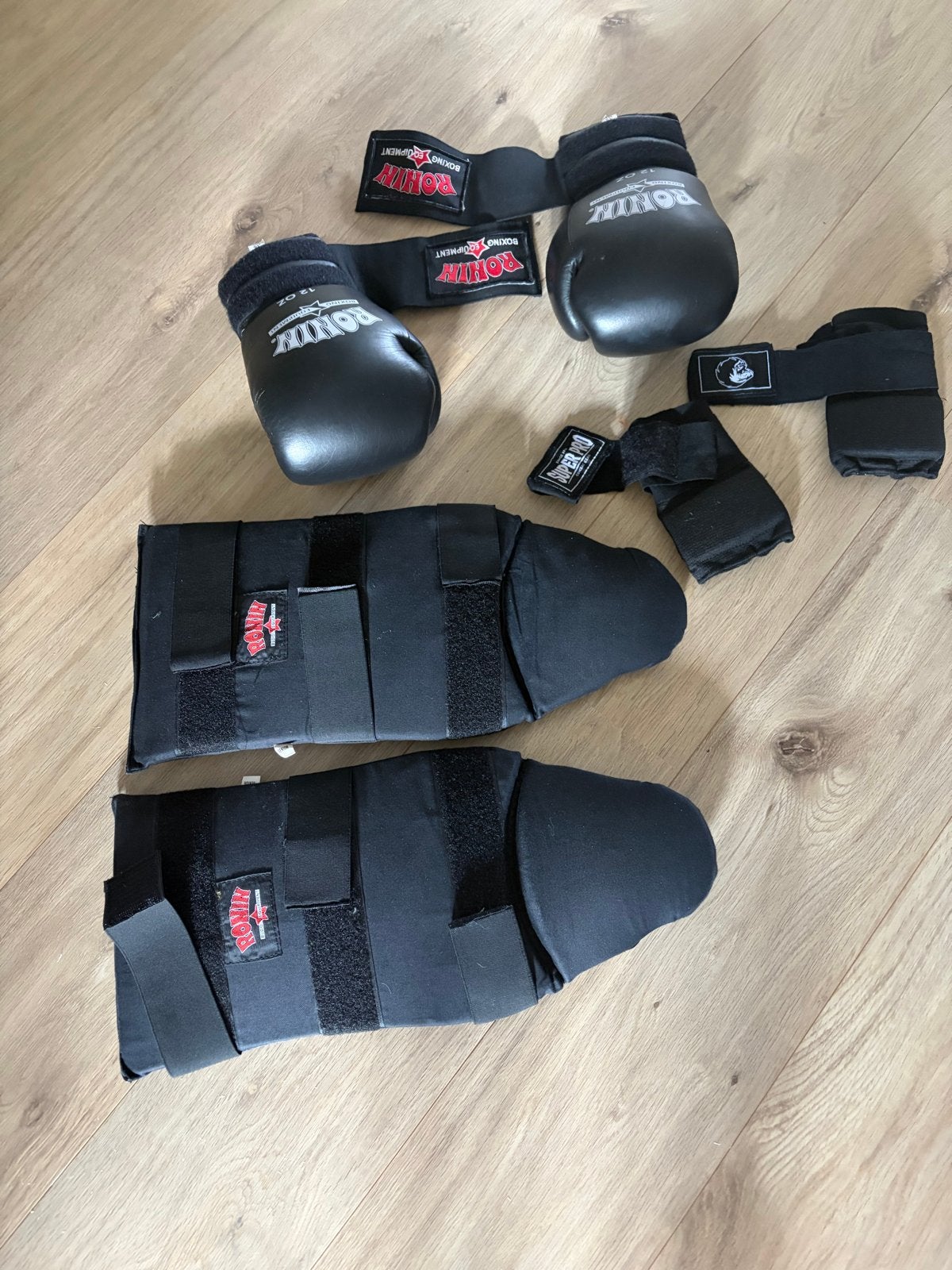 Boksset: Ronin bokshandschoenen en scheenbeschermers, Ophalen of Verzenden, Gebruikt, Bokshandschoenen