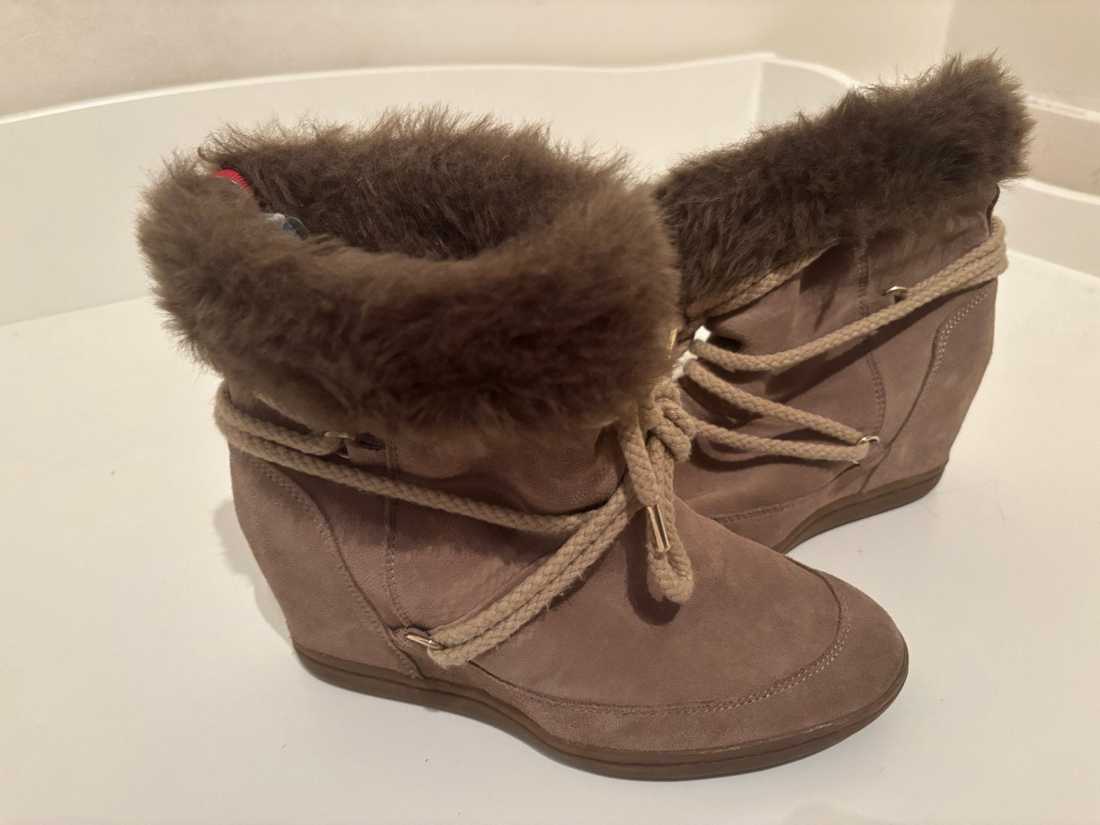 Tommy Hilfiger sleehak enkellaarsjes - suède beige - mt 37.5, Kleding | Dames, Schoenen, Ophalen of Verzenden, Beige, Lage of Enkellaarzen