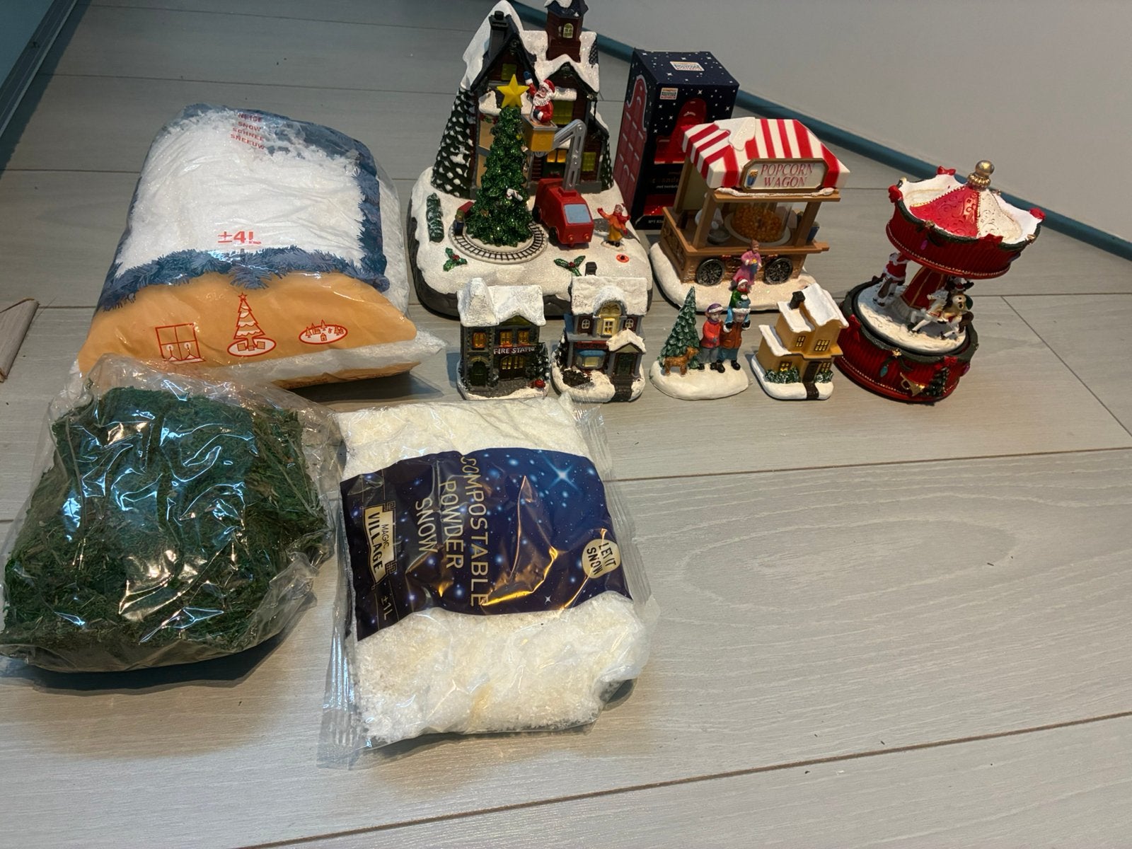 Aantal kersthuisjes en accessoires, Ophalen, Zo goed als nieuw