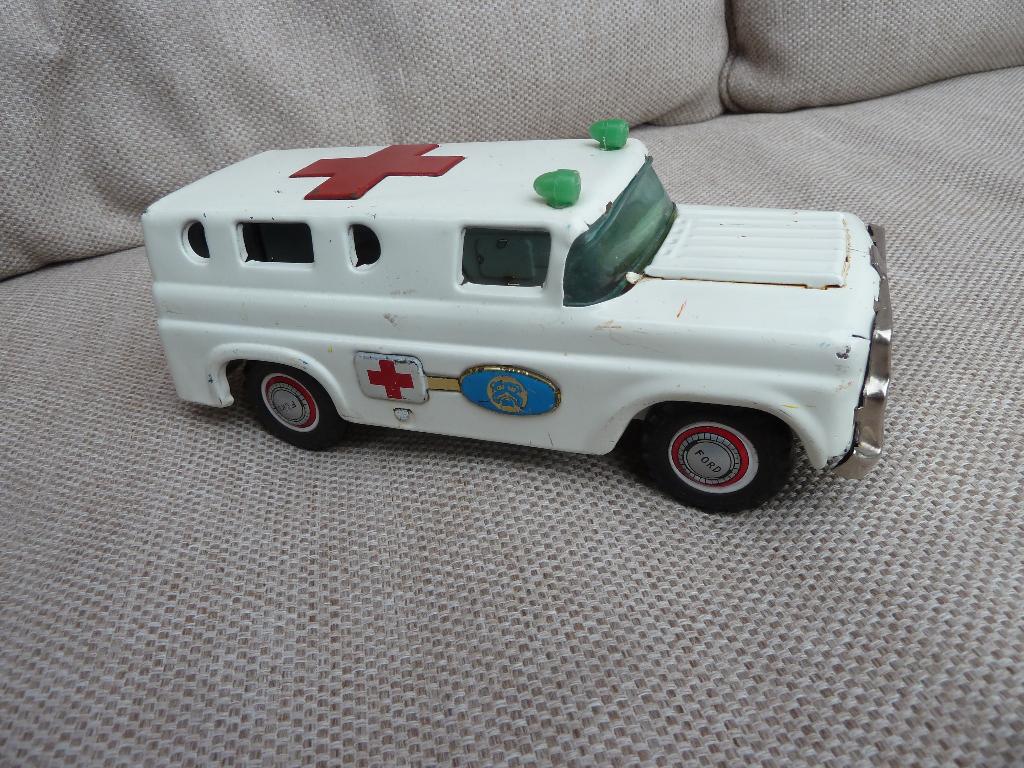 BLIKKEN FORD AMBULANCE   21 cm. + frictie & geluid, Hobby en Vrije tijd, Modelauto's | 1:18, Ophalen of Verzenden, Zo goed als nieuw
