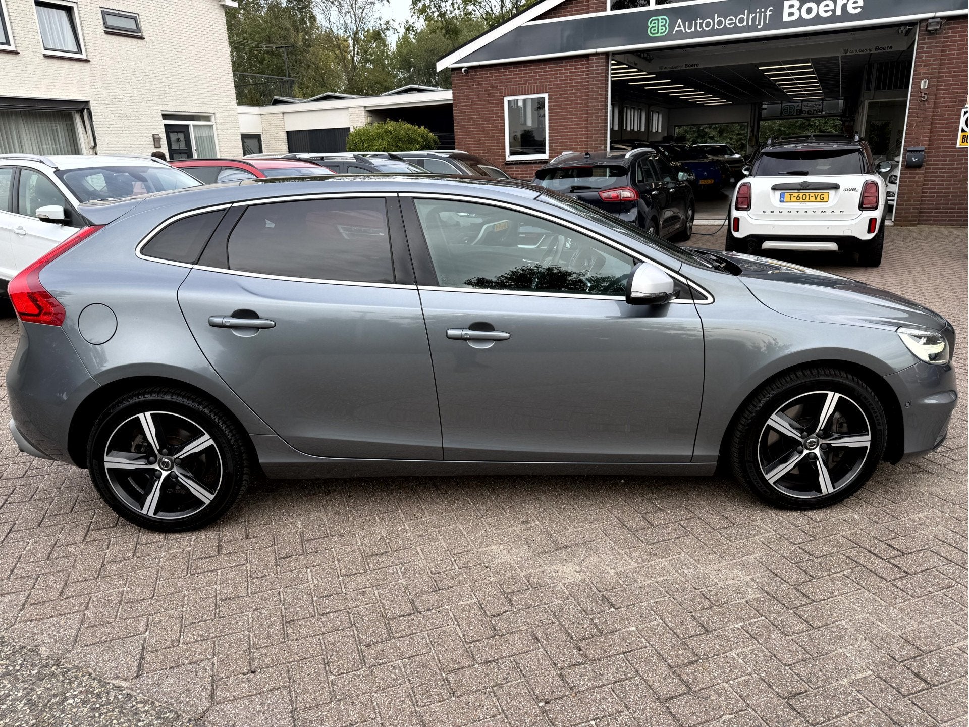 Volvo V40 1.5 T3 Polar+ Sport R-Design Panoramadak, Camera,, Dealer onderhouden, 4 cilinders, 700 kg, Leder en Stof