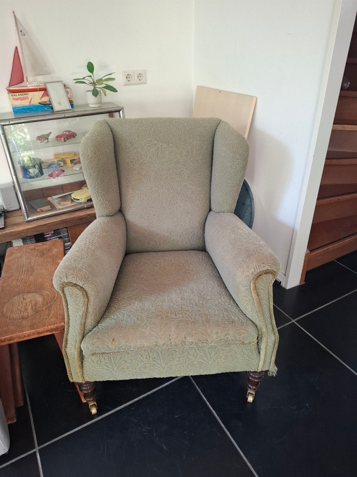 Opknapper: Groene fauteuil met koperkleurige wieltjes, Ophalen