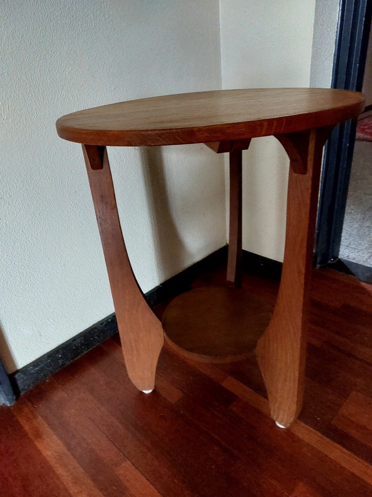 Eiken bijzettafel met ronde  vorm, Ophalen