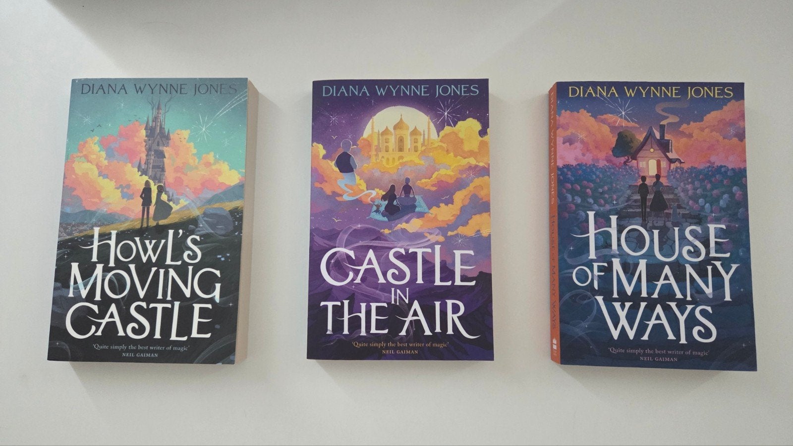 Howl's Moving Castle trilogy (Ghibli) Diana Wynne Jones, Boeken, Ophalen of Verzenden, Zo goed als nieuw