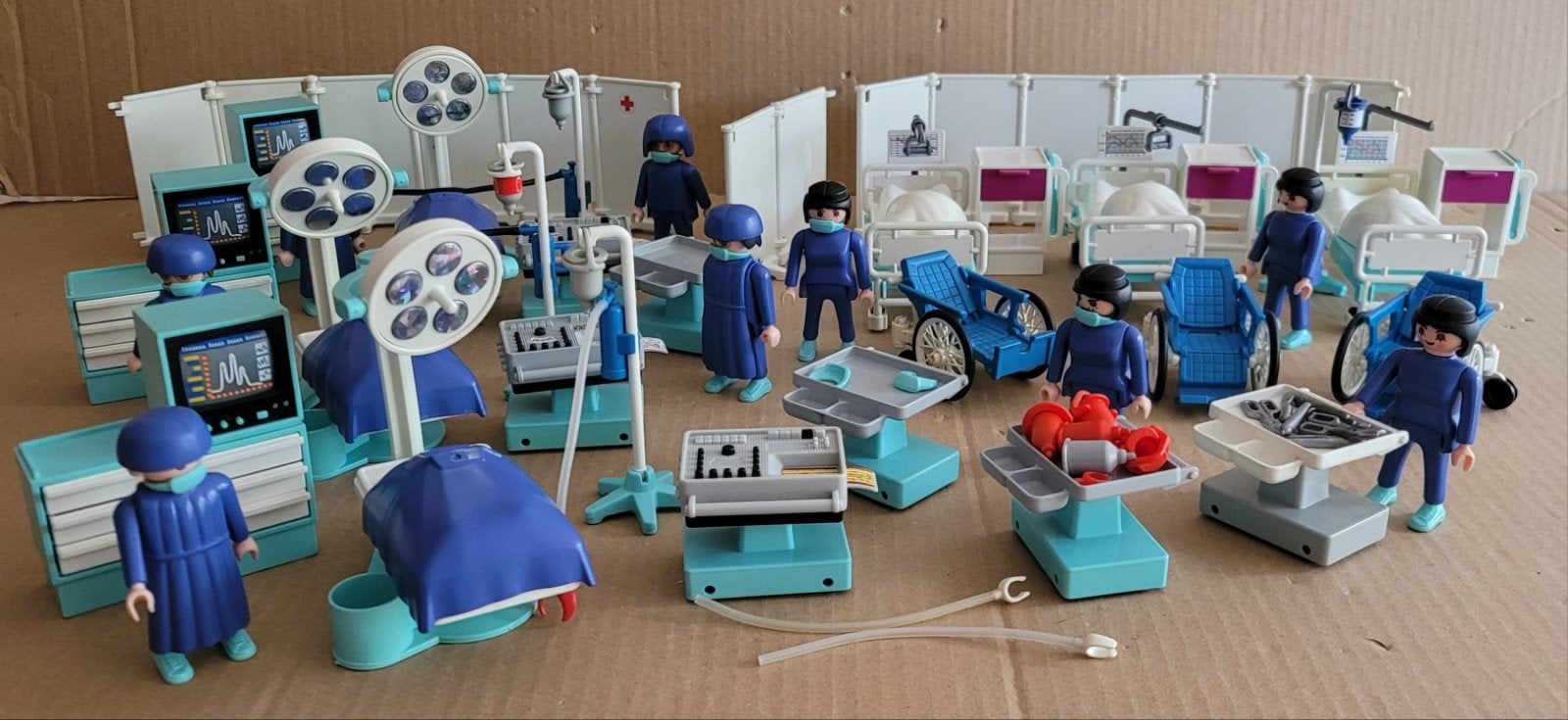 Meerdere Playmobil operatiekamers en ziekenhuis bedden, Ophalen of Verzenden, Gebruikt