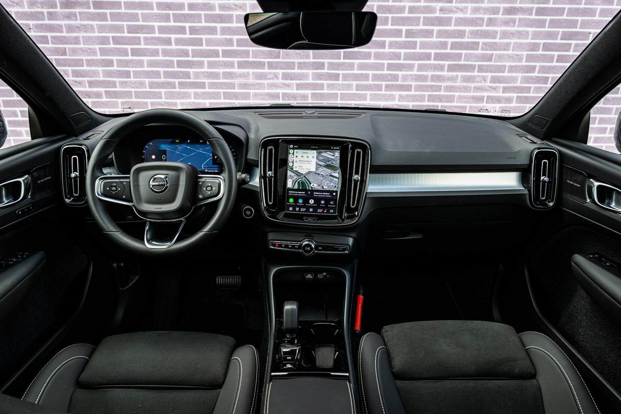 Volvo XC40 2.0 B4 Plus Black Edition | Trekhaak | Lichtmetal, Auto's, Gebruikt, Euro 6, 4 cilinders, Leder en Stof