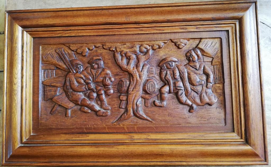 Drinkebroeders onder eikenboom. Eik. Houtsnijwerk. 80/49 cm., Antiek en Kunst, Kunst | Beelden en Houtsnijwerken, Ophalen, 50 - 100 cm