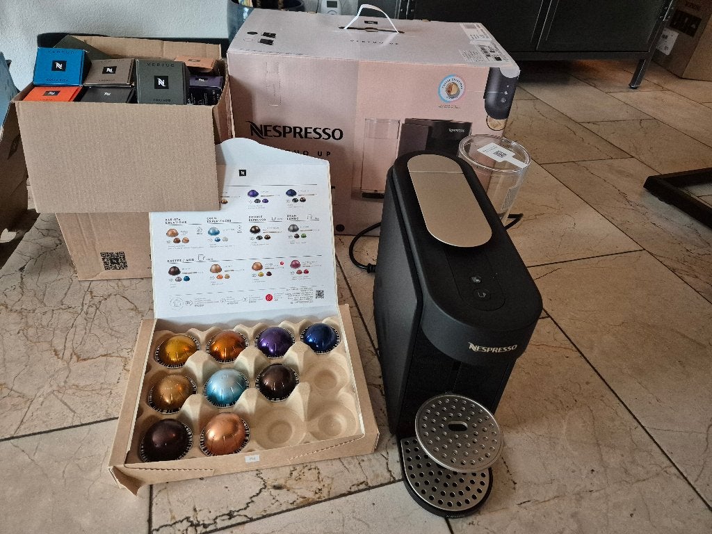 NIEUWSTE Nespresso Vertuo Up koffie incl doos en capsules, Koffiemachine, Ophalen of Verzenden, Zo goed als nieuw, 4 tot 10 kopjes