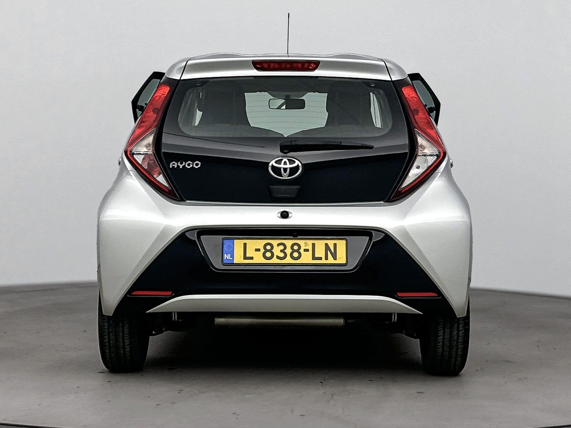 Toyota Aygo 1.0 VVT-i x-otic | Automaat | Multimedia Scherm, Gebruikt, Euro 6, 4 stoelen, Leder en Stof